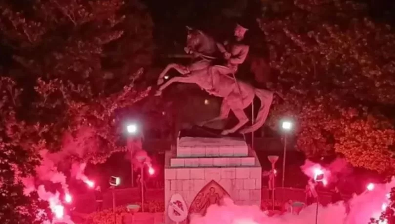 Atatürk Anıtı Çevresinde Kol Kola